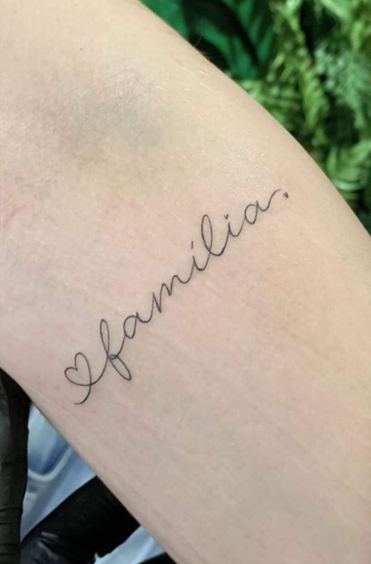Thiết kế xăm chữ 'gia đình' mini đơn giản Hình xăm chữ "familia" phong cách tối giản trên tay, độ phân giải HD.