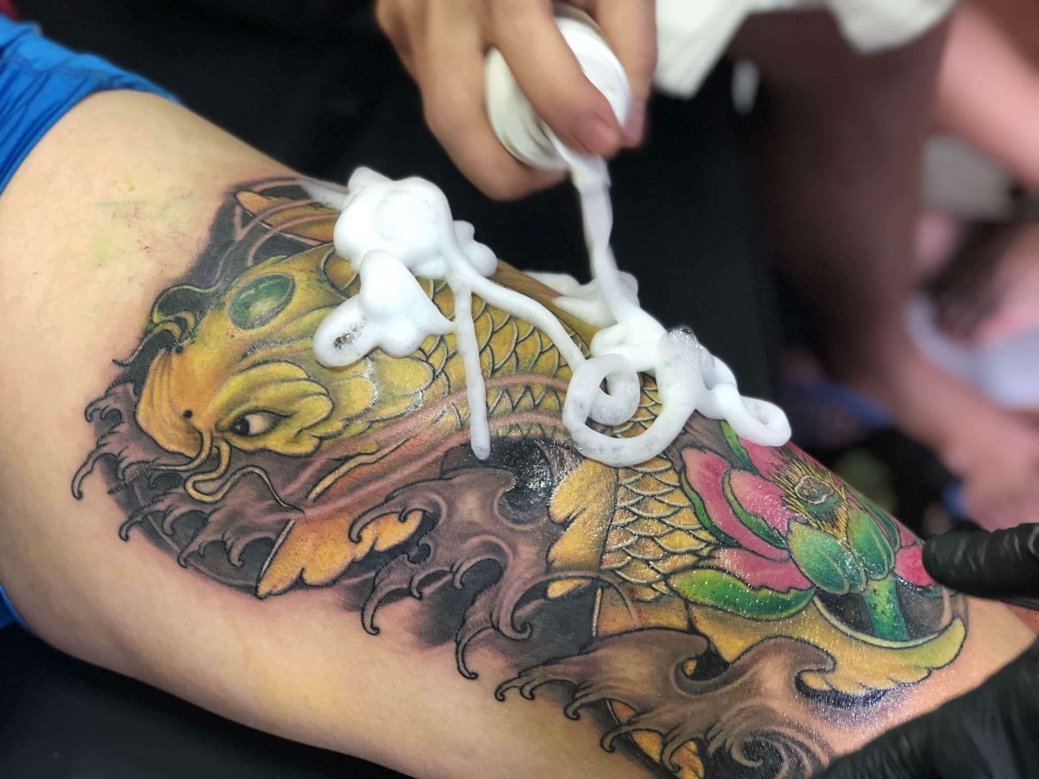 Hình xăm cá chép màu sắc trên đùi, phong cách truyền thống, chi tiết cao, ảnh độ phân giải HD.