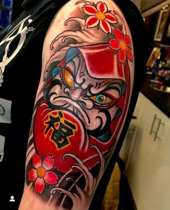 phong cách xăm nổi bật hình và hoa anh đào màu sắc tượng trưng phồn thịnh Hình xăm Daruma Nhật Bản trên cánh tay, phong cách màu sắc, chi tiết sắc nét, độ phân giải HD.