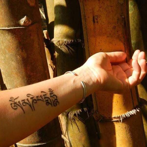 Hình xăm chữ Tây Tạng trên cổ tay, phong cách blackwork, độ chi tiết cao, ảnh HD.