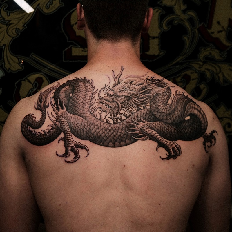 Hình xăm rồng trên lưng, phong cách blackwork chi tiết, ảnh chất lượng HD.