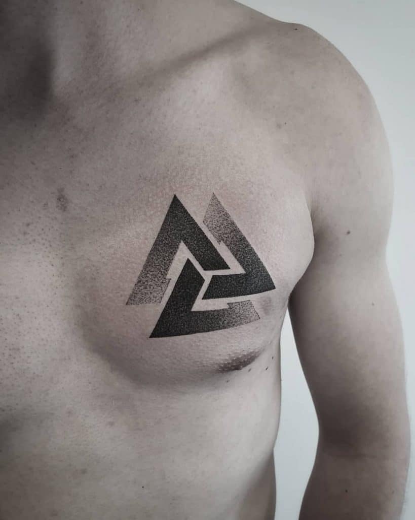 Hình xăm hình học ở ngực, phong cách blackwork, chi tiết rõ nét, độ phân giải HD.