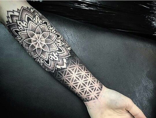 Hình xăm mandala trên cánh tay, phong cách blackwork chi tiết, độ phân giải HD.