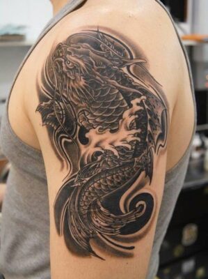 Hình xăm rồng blackwork chi tiết trên bắp tay, phong cách cổ điển, độ phân giải HD.