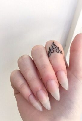 Ngọn lửa nhỏ xinh trên ngón tay tạo ấn tượng Hình xăm ngọn lửa trên ngón tay, phong cách blackwork, chi tiết đơn giản, ảnh HD.