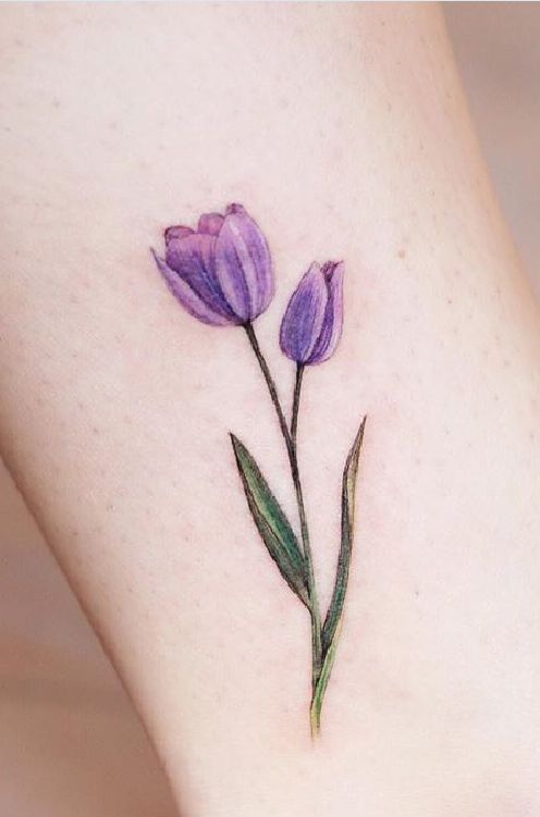 Hình xăm hoa tulip mini trên cánh tay, phong cách màu nước, chi tiết tinh tế, độ phân giải HD.