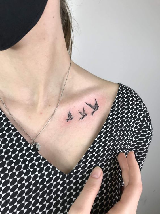 Hình xăm chim mini trên vai, phong cách blackwork, chi tiết tinh tế, độ phân giải HD.