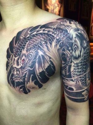Hình xăm rồng blackwork trên vai và ngực, chi tiết tinh xảo, phong cách cổ điển, chất lượng ảnh HD.