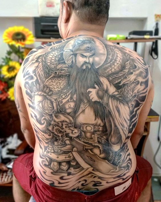 Khách hàng xăm hình Quan Vũ cầm Thanh Long Yển Nguyệt đao, đơn sắc kín lưng Hình xăm thần thoại chi tiết ở lưng phong cách blackwork, độ phân giải HD.