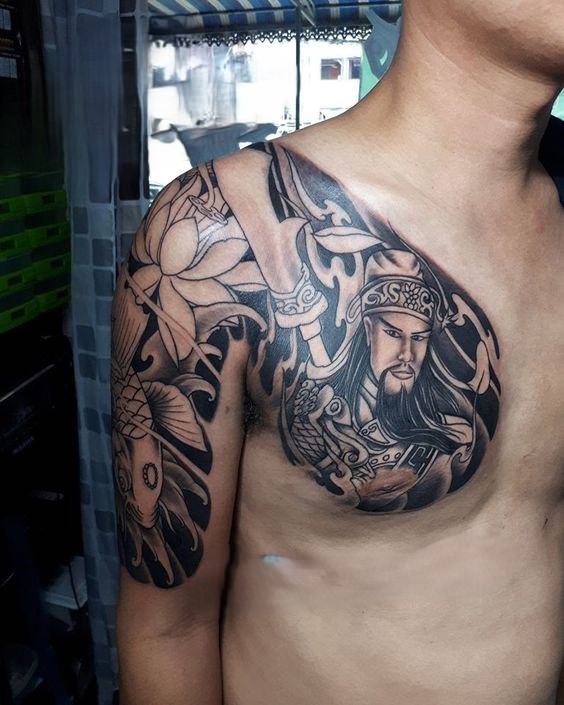 Khách hàng với hình xăm Quan Vân Trường đơn sắc ở ngực Hình xăm chiến binh phong cách blackwork trên vai và ngực, chi tiết cao, độ phân giải HD.