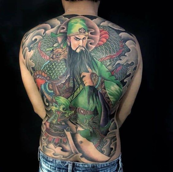 Khách xăm hình Quan Vũ và rồng kín lưng Hình xăm chiến binh màu sắc trên lưng, phong cách cổ điển, chi tiết tinh xảo, ảnh HD.
