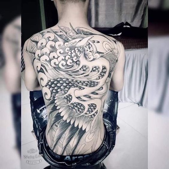 Hình xăm rồng phong cách blackwork chi tiết trên lưng, độ phân giải HD.