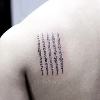 Hình xăm chữ trên vai, phong cách blackwork, chi tiết sắc nét, ảnh độ phân giải HD.