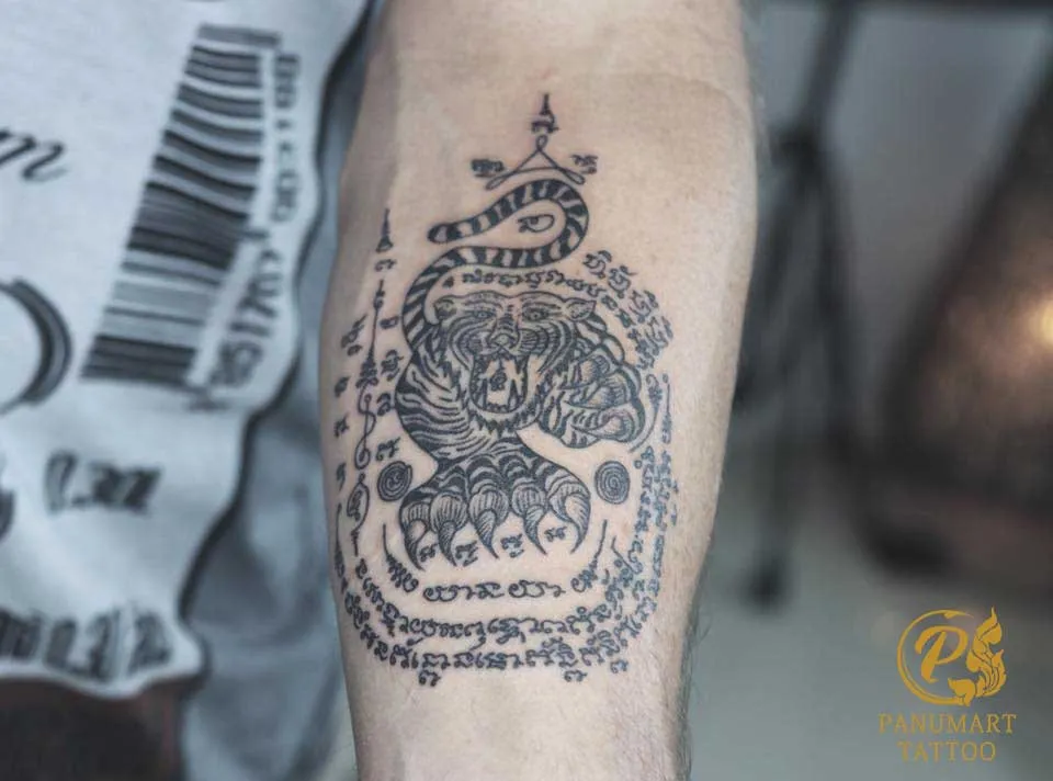 Hình xăm hổ trên cánh tay phong cách blackwork, chi tiết, độ phân giải HD.