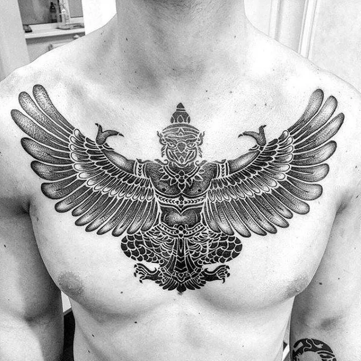 Hình xăm thần thoại phong cách blackwork trên ngực, chi tiết tinh xảo, ảnh HD.