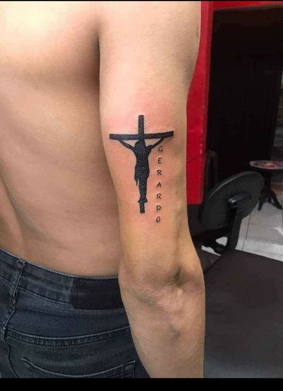 Hình xăm thánh giá blackwork trên cánh tay, chi tiết rõ nét, ảnh HD.