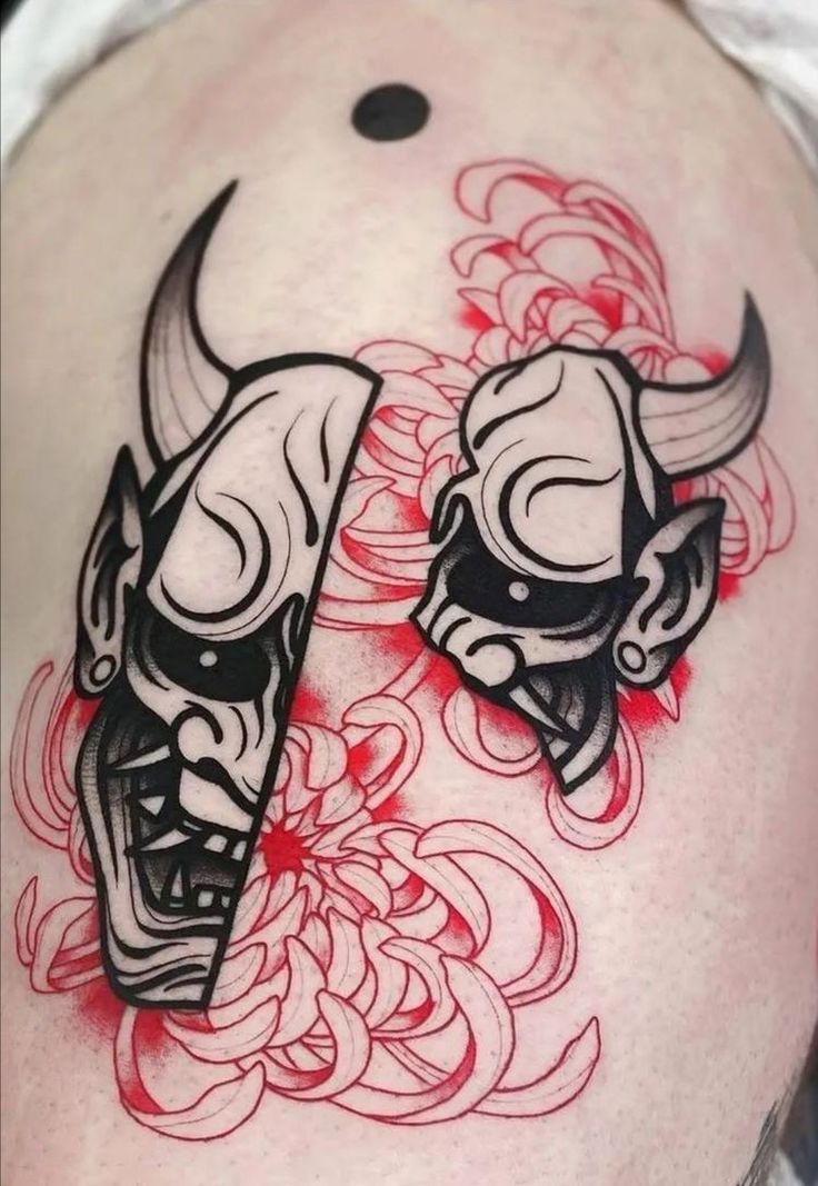 Hình xăm mặt nạ Oni trên cánh tay, phong cách blackwork với hoa đỏ, chi tiết rõ nét, độ phân giải 1080x1920.
