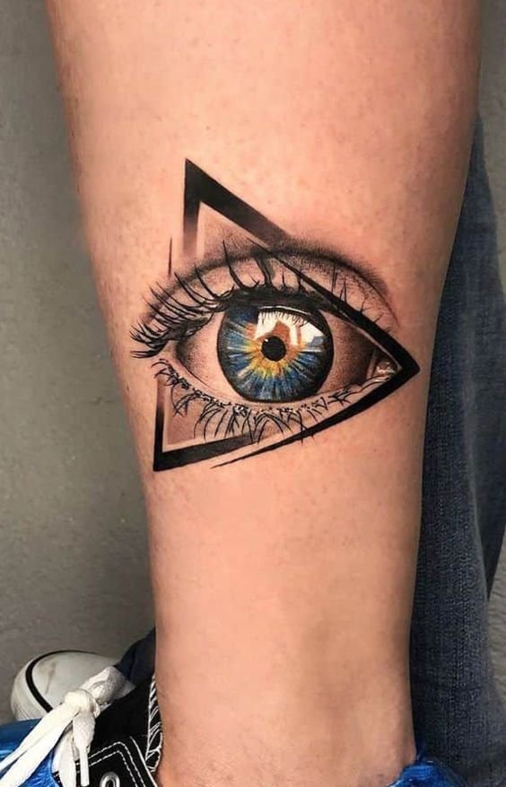 bat mat voi hinh tattoo con mat tren cang chan 1