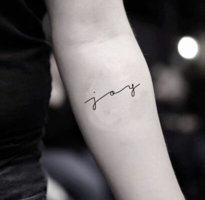 bắt mắt với kiểu tattoo tên trên cẳng tay Hình xăm chữ "joy" mini trên cánh tay, phong cách tối giản, ảnh HD chi tiết.