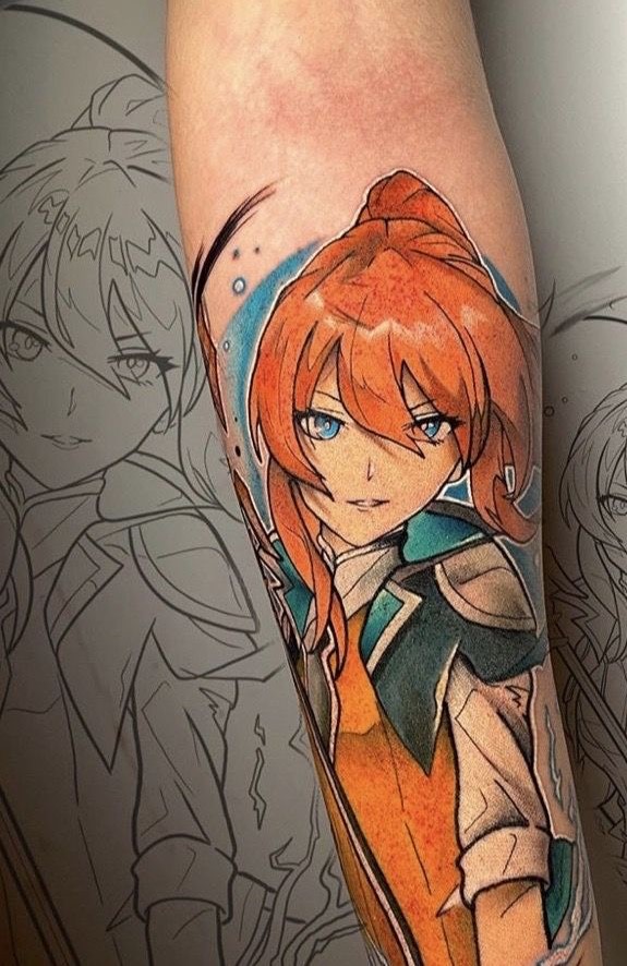 Hình xăm anime màu nước trên cánh tay, phong cách chi tiết, độ phân giải HD, thể hiện nhân vật với tóc cam và áo giáp.