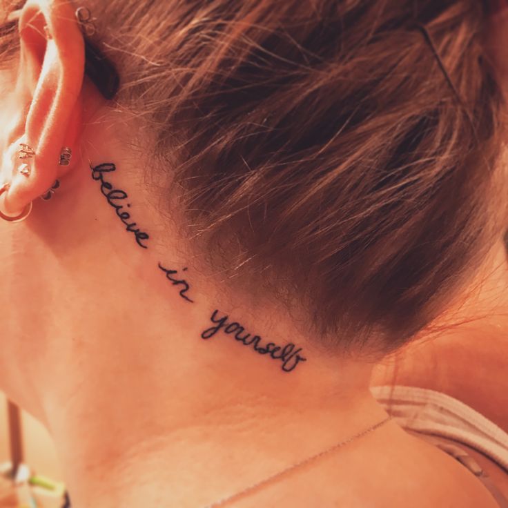 Hình xăm chữ "believe in yourself" sau tai, phong cách chữ viết tay, ảnh HD.