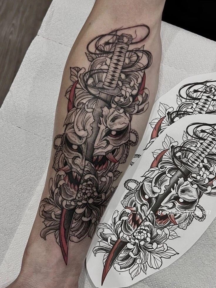 Hình xăm mặt nạ Oni và kiếm trên cánh tay, phong cách blackwork, chi tiết, ảnh HD.