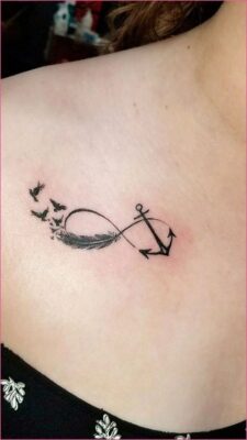 Hình xăm vô cực với neo và chim, phong cách blackwork trên vai, chi tiết rõ nét, độ phân giải HD.