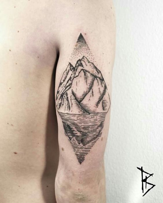 Hình xăm núi trên cánh tay, phong cách blackwork chi tiết, ảnh HD.