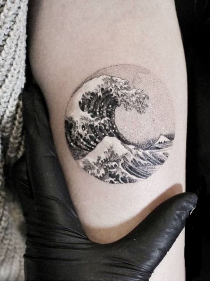 Hình xăm sóng biển trên cánh tay, phong cách blackwork chi tiết, ảnh HD, 1080x1920.