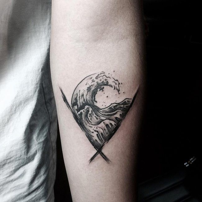 Hình xăm sóng phong cách blackwork trên cánh tay, chi tiết, độ phân giải HD.