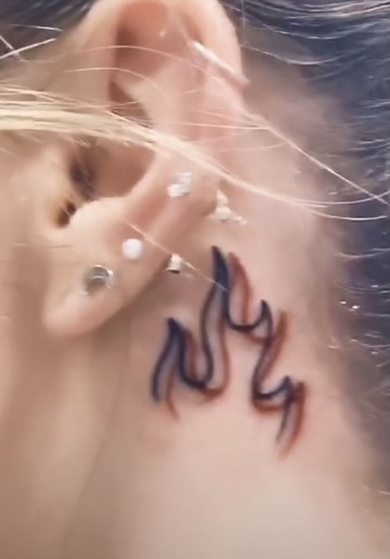 biểu tượng lửa đang cháy sau tai Hình xăm ngọn lửa mini sau tai, phong cách blackwork, chi tiết rõ nét, ảnh HD.
