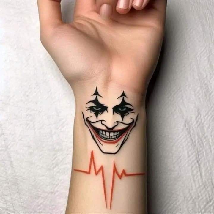 Hình xăm mặt hề trên cổ tay phong cách blackwork, chi tiết sắc nét, độ phân giải cao.