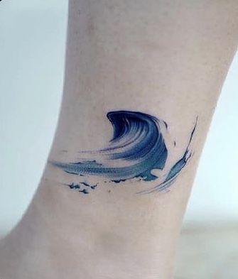 Hình xăm sóng mini trên cổ chân, phong cách màu nước, chi tiết tinh tế, độ phân giải HD.