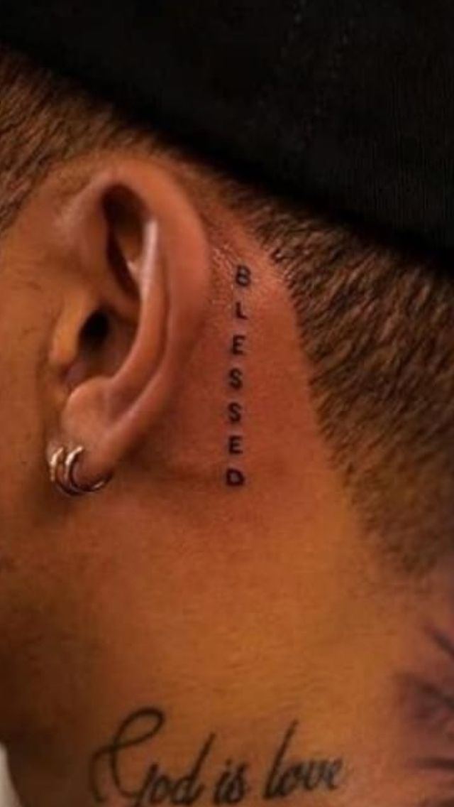 Hình xăm chữ "Blessed" phong cách blackwork sau tai, chi tiết rõ nét, ảnh HD.