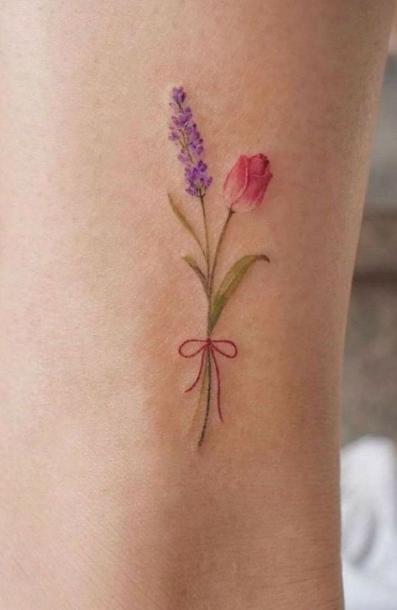 Hình xăm hoa nhỏ trên tay, phong cách màu nước, chi tiết tinh tế, ảnh độ phân giải cao.