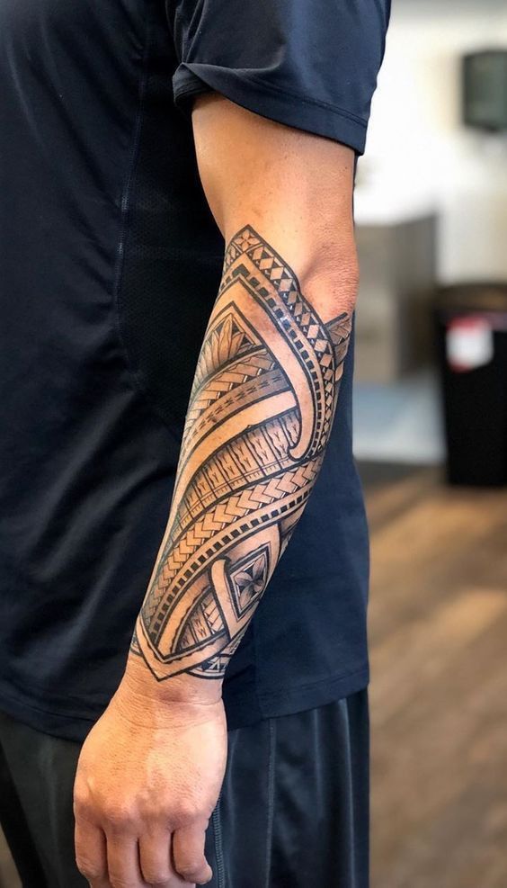 Hình xăm tribal trên cánh tay, phong cách blackwork, chi tiết rõ nét, ảnh chất lượng HD.