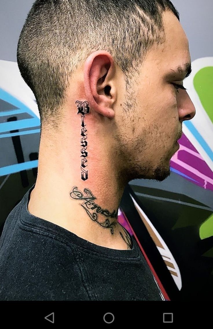 Hình xăm chữ phong cách blackwork ở cổ, chi tiết rõ nét, độ phân giải HD.