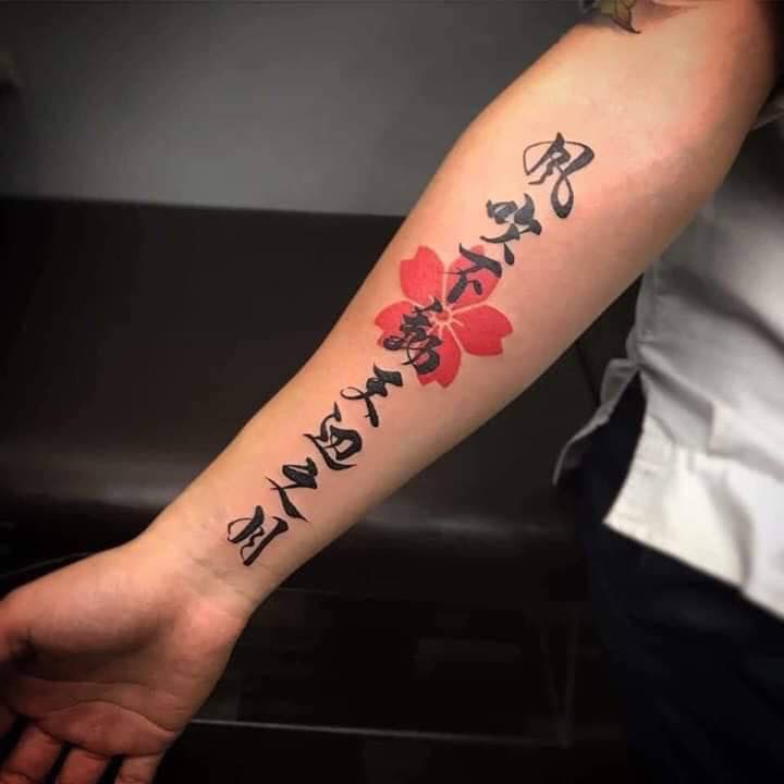 Hình xăm chữ Kanji với hoa đỏ trên tay, phong cách truyền thống, chi tiết, ảnh HD.