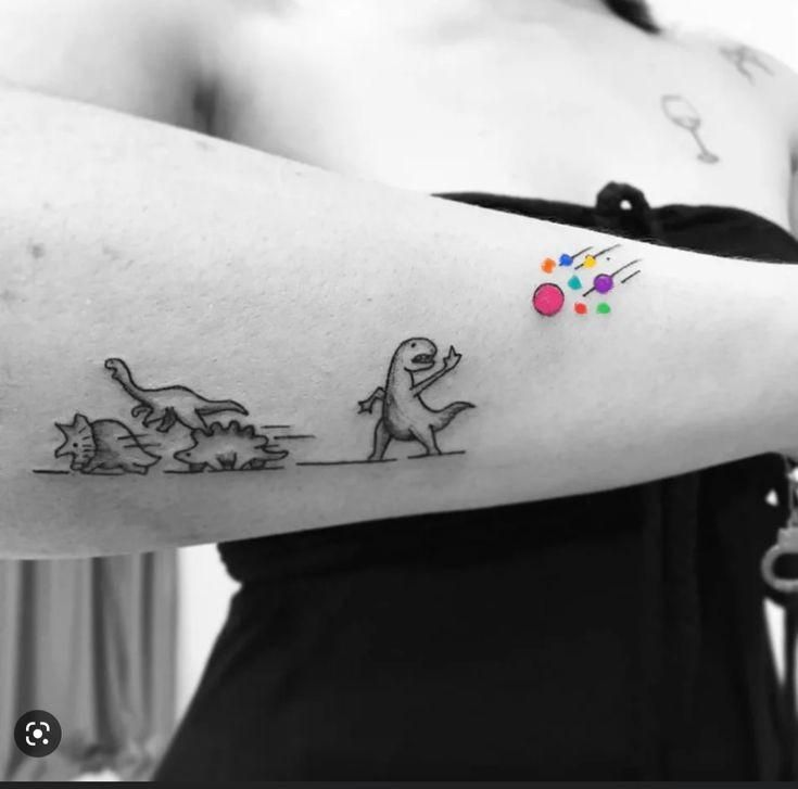 Hình xăm khủng long mini trên tay, phong cách blackwork và màu sắc, độ phân giải HD.