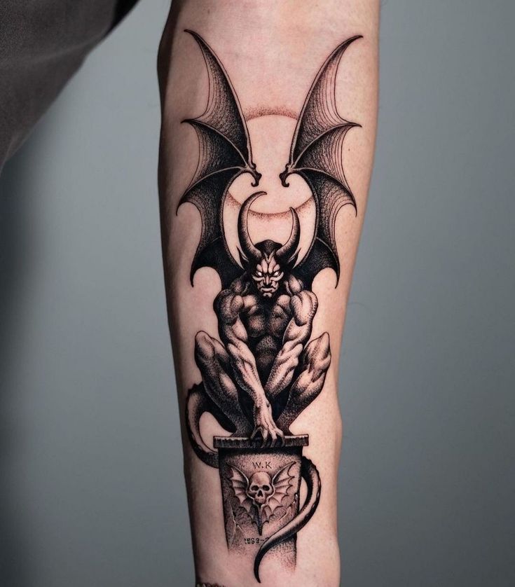 Hình xăm quỷ blackwork trên cánh tay, chi tiết, phong cách cổ điển. Độ phân giải HD, tối màu.
