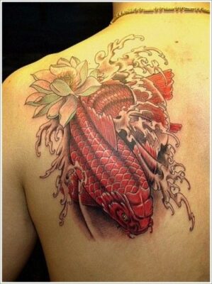 Hình xăm cá chép và hoa sen trên lưng, phong cách màu nước, chi tiết sắc nét, độ phân giải HD.