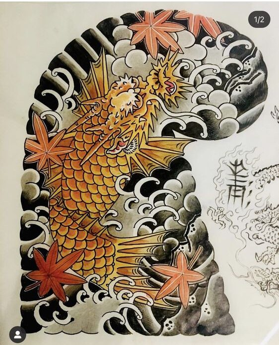 Hình xăm rồng Nhật Bản, phong cách cổ điển, chi tiết cao, nền lá phong, độ phân giải HD.