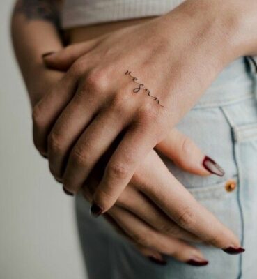 cá tính với mẫu tattoo tên trên mu bàn tay Hình xăm chữ mini trên ngón tay, phong cách tinh tế, ảnh HD chi tiết.