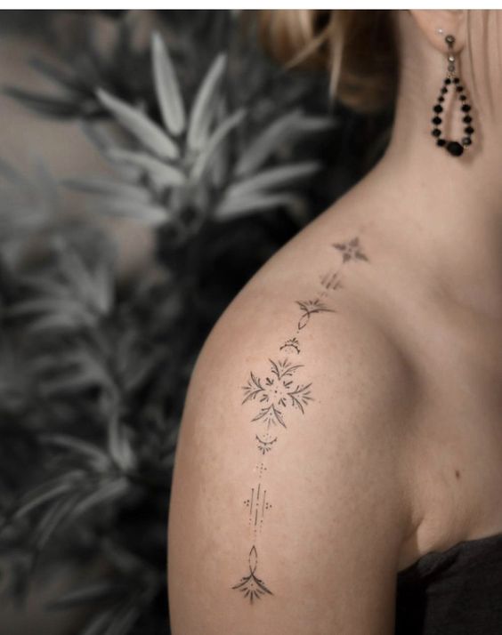 Hình xăm hoa văn tinh tế trên vai, phong cách blackwork, ảnh HD chi tiết.