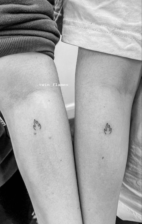 Thiết kế lửa hấp dẫn cho các đôi tình nhân Hình xăm ngọn lửa mini trên cánh tay, phong cách blackwork, chi tiết đơn giản, ảnh trắng đen, độ phân giải HD.