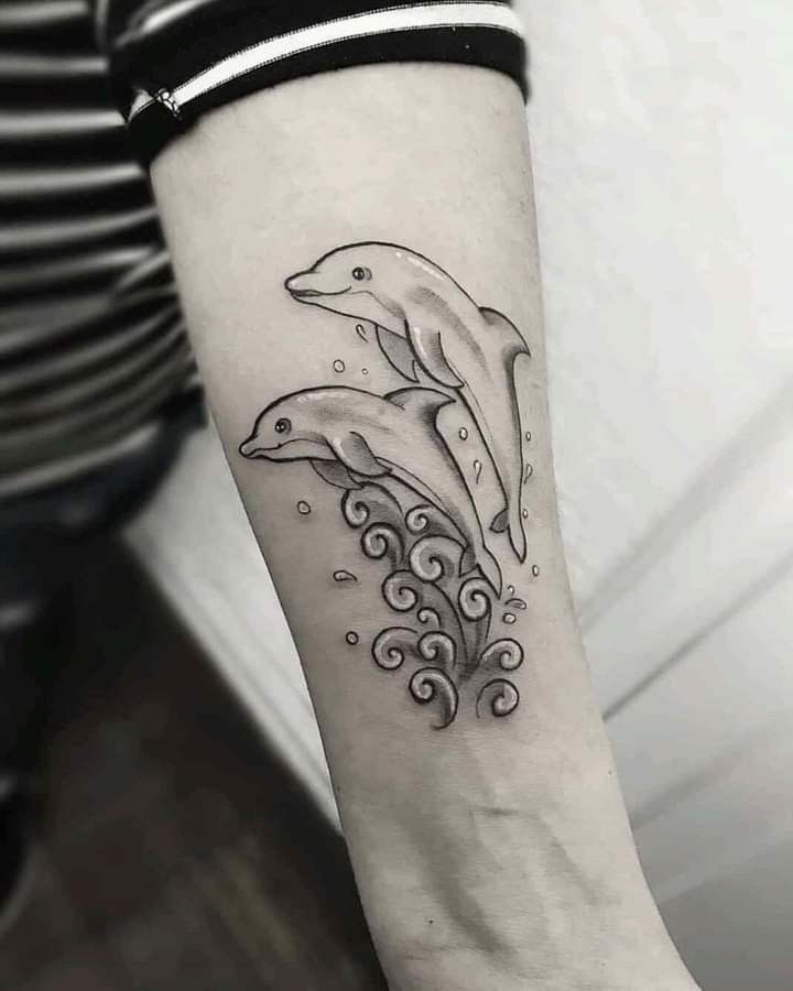 các mẫu xăm cá heo đơn sắc Hình xăm cá heo trên cánh tay, phong cách blackwork chi tiết, ảnh HD.