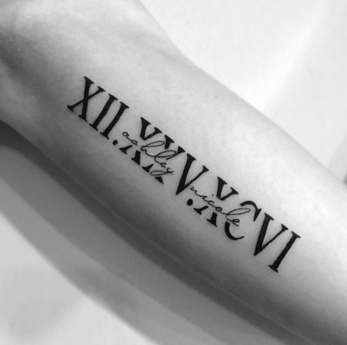 cẳng chân được xăm mẫu dãy chữ số la mã Hình xăm chữ số La Mã ở cánh tay, phong cách blackwork, chi tiết rõ nét, độ phân giải HD.