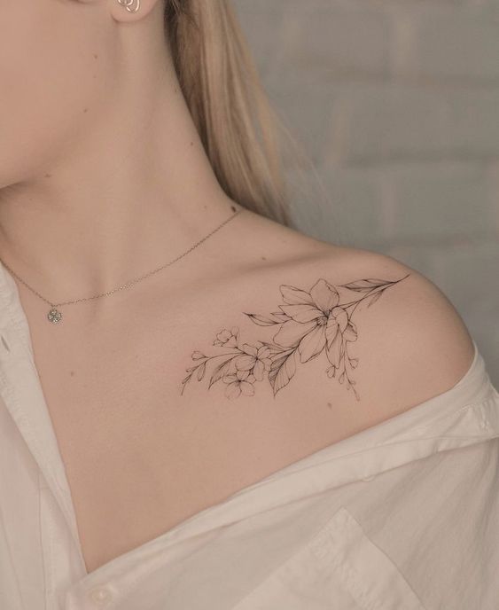 Hình xăm hoa trên vai, phong cách blackwork tinh tế, ảnh HD rõ nét.