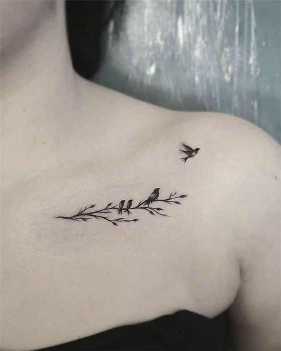 Hình xăm chim và cành cây trên vai, phong cách blackwork chi tiết, độ phân giải HD.