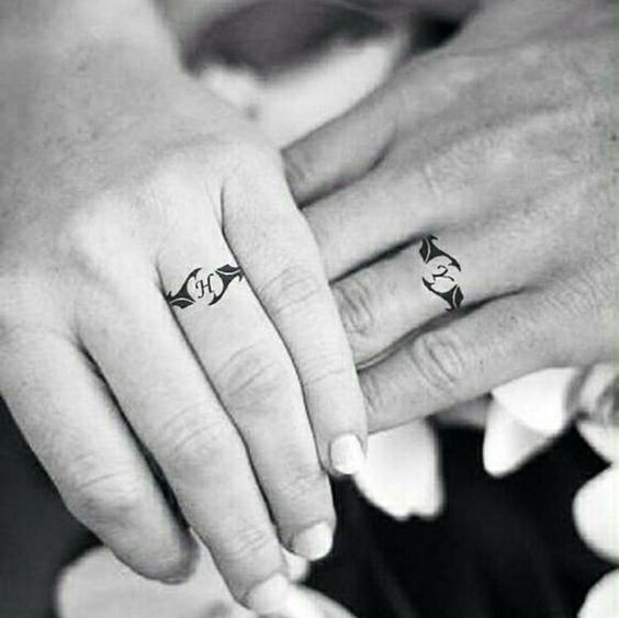 Hình xăm chữ cái trên ngón tay, phong cách blackwork, ảnh đen trắng, độ phân giải HD.